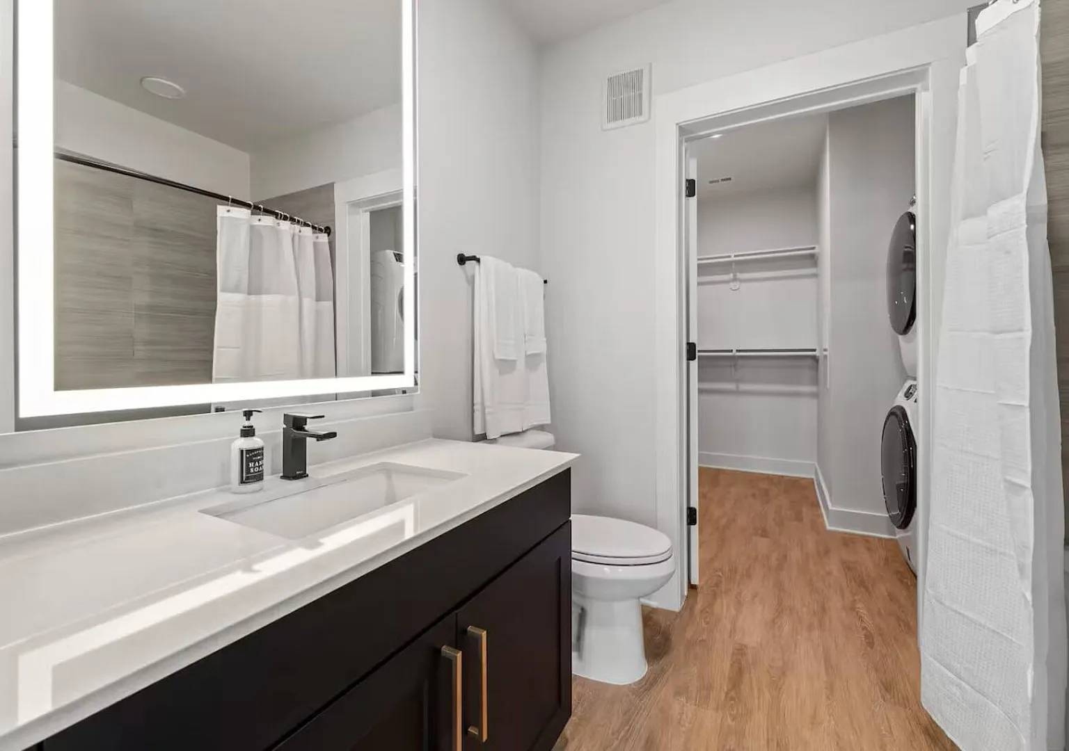 Spacious Studio in Midtown / Free Pool and Parking — Photo 3