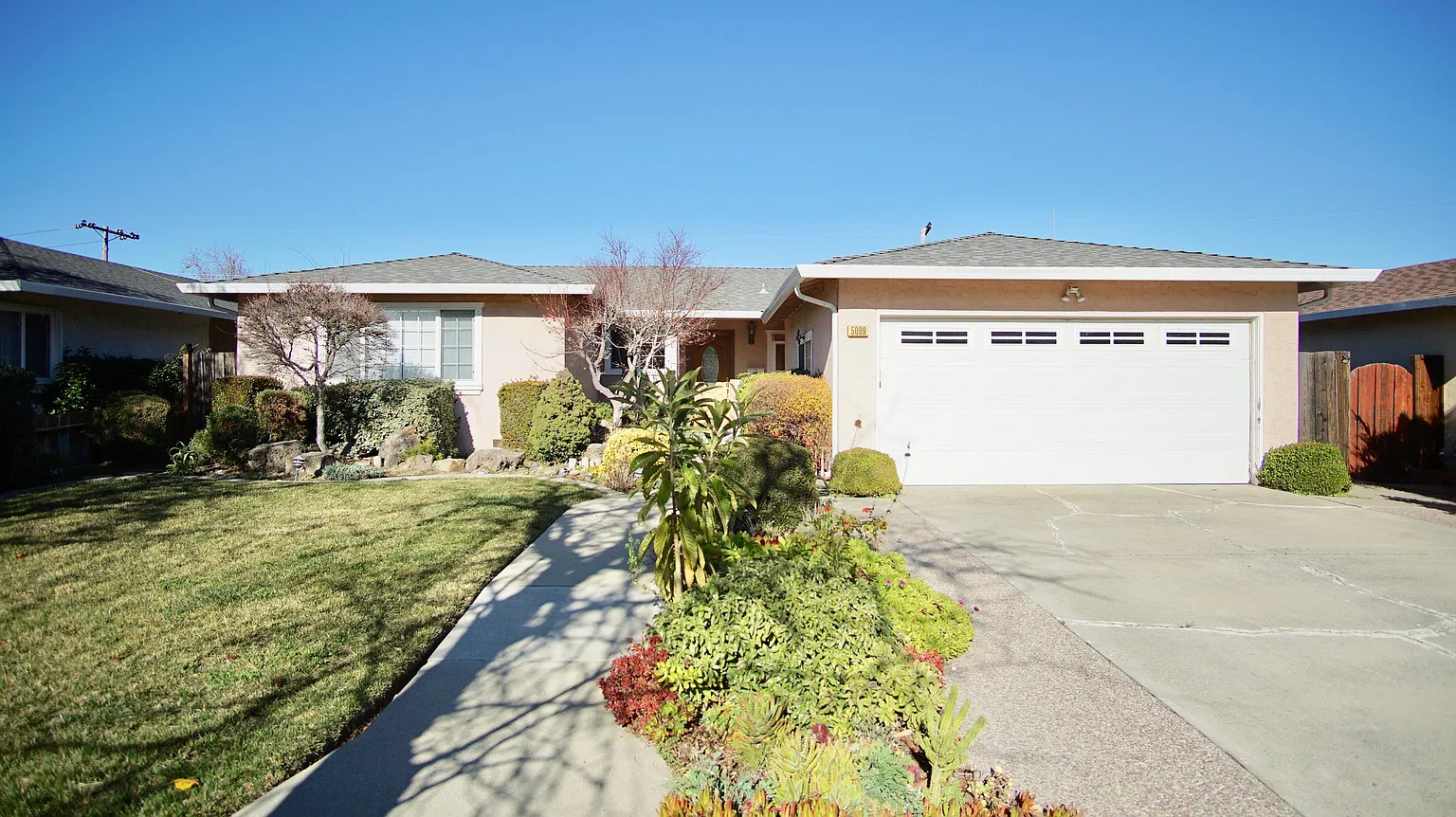 5089 Glentree Dr photo 1