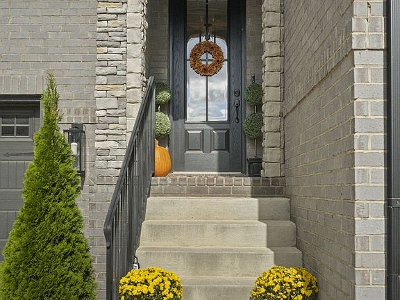 5th image of 202 Woodhall Ct