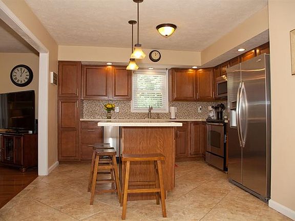 5th image of 715 Crestwood Dr