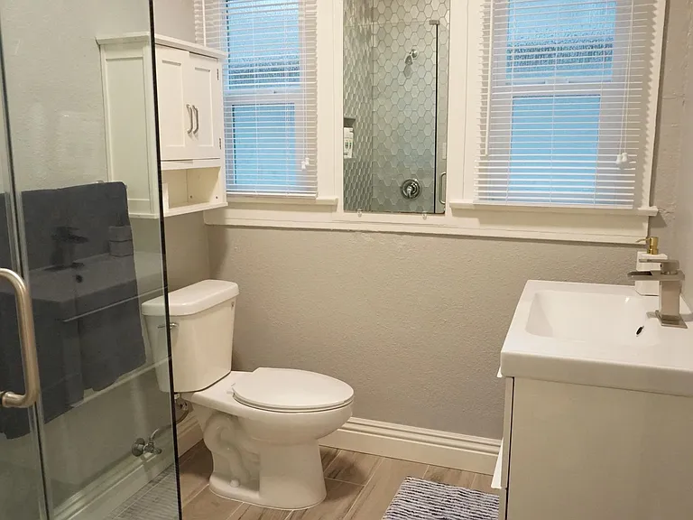 5433 Harold Way #104 — Photo 2