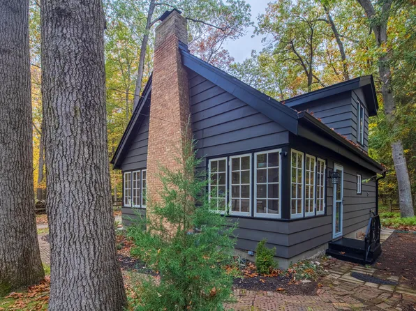 3906 Oakdale Dr, Michiana Shores, IN 46360