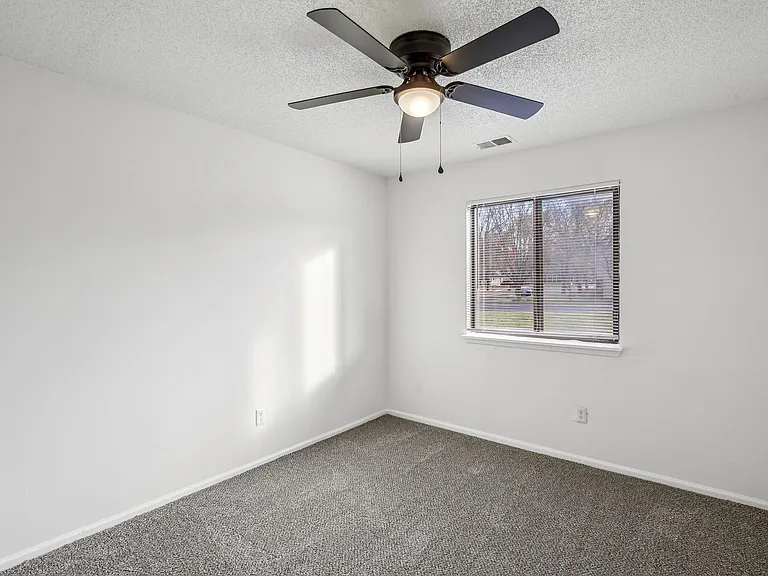 Spring Hill Plaza Apartments — Photo 10