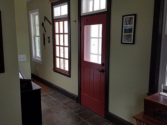 Tiled foyer entrance