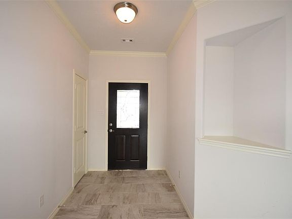 3rd image of 802 Honeysuckle Ct