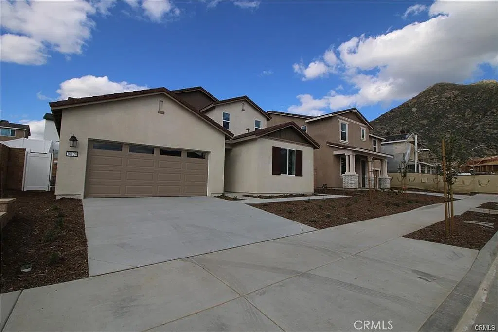 3 bed, 2.5 bath, 2800 sqft, $2,950 — Photo 1