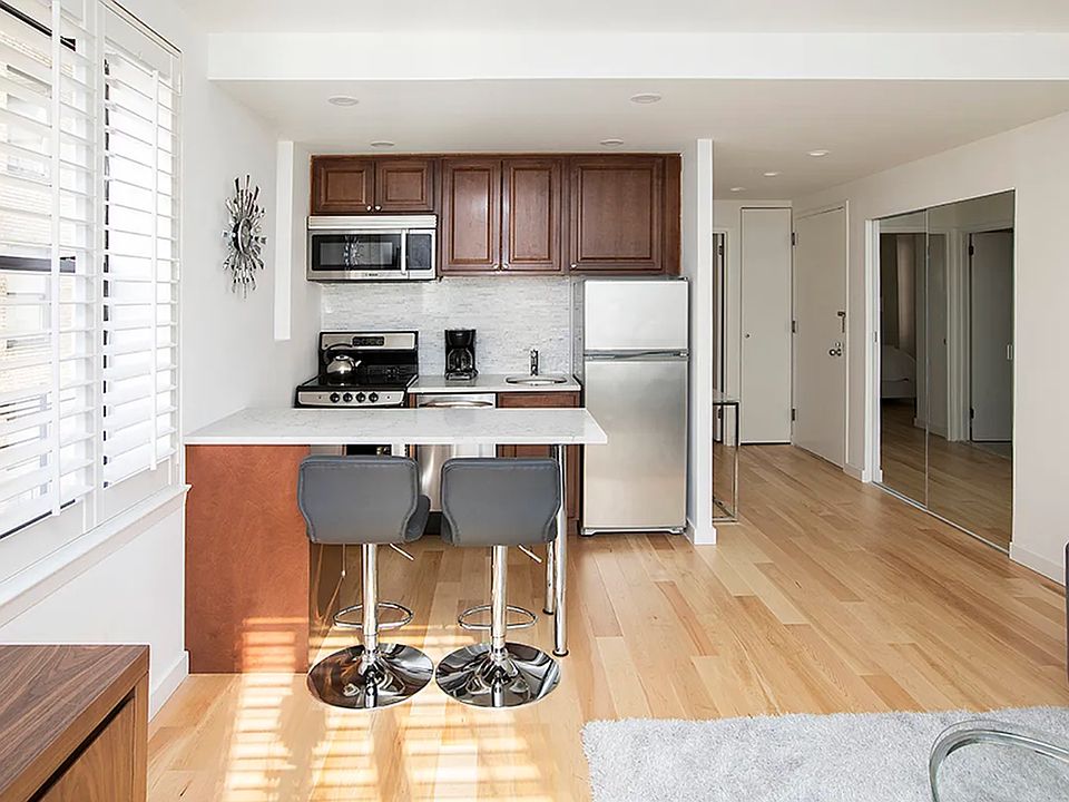 1st image of 150 W 51st St Unit 607