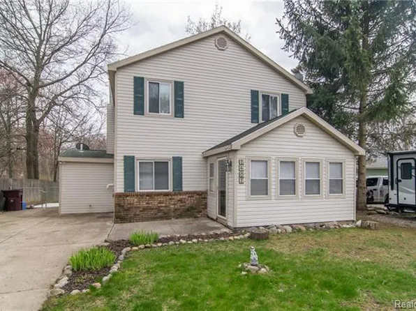 2402 Dean Dr, Highland, MI 48356