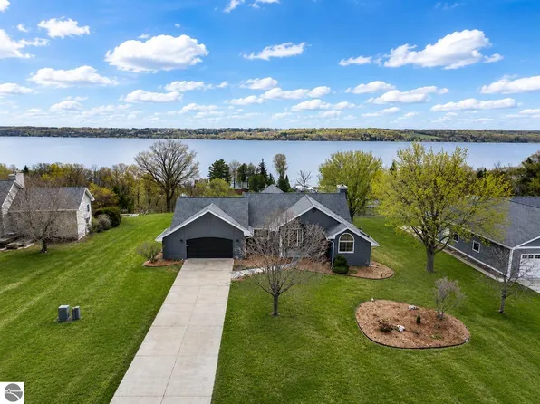 7215 Cedarview Ln, Cedar, MI 49621