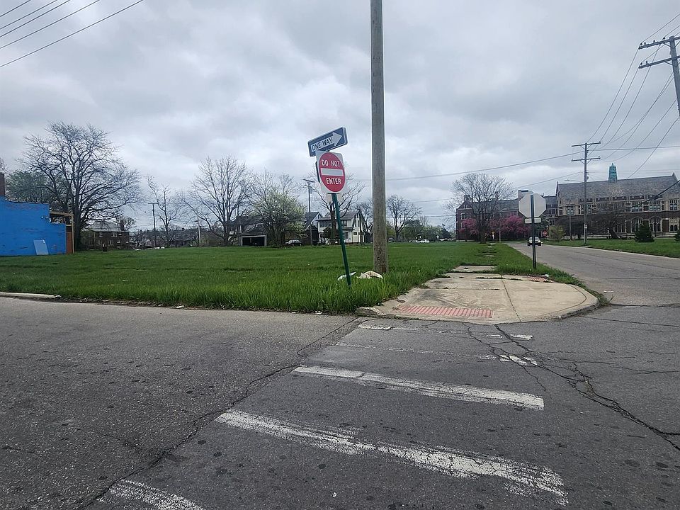 2nd image of 2363 Elmhurst St