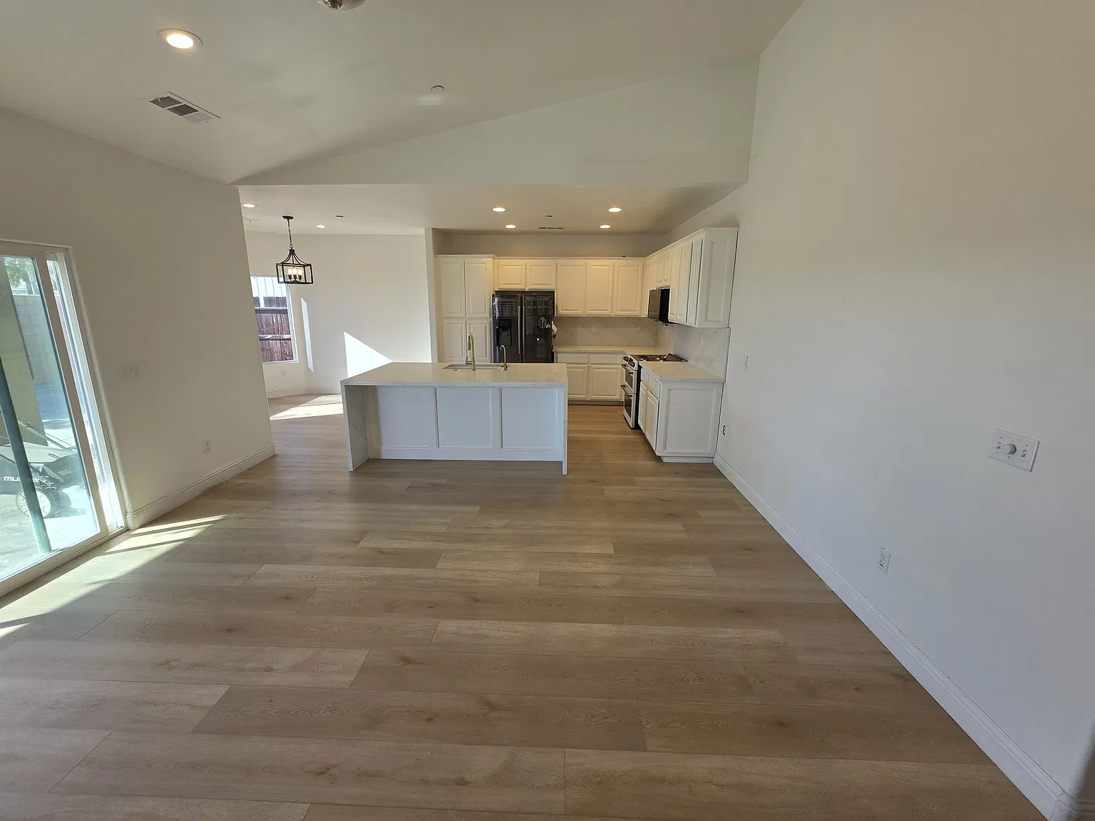 4 bed, 1711 sqft, $2,400 — Photo 2