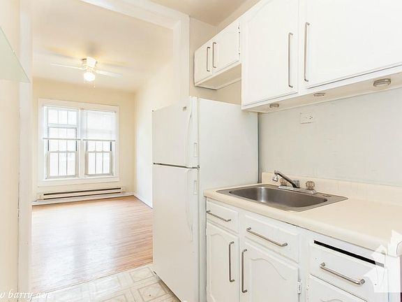 3rd image of 622 W Barry Ave #1124