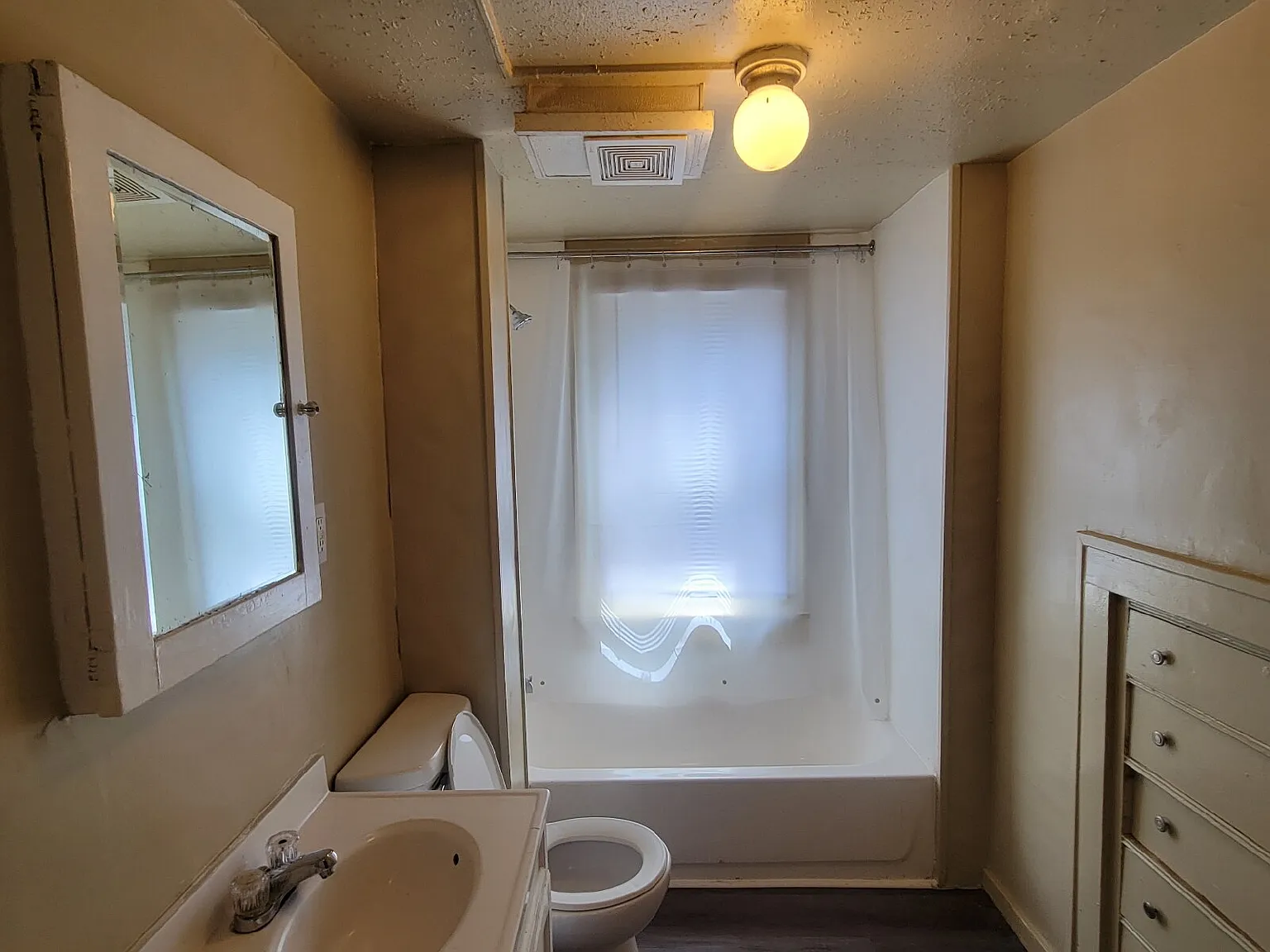3 bed, 1.0 bath, $975 — Photo 4