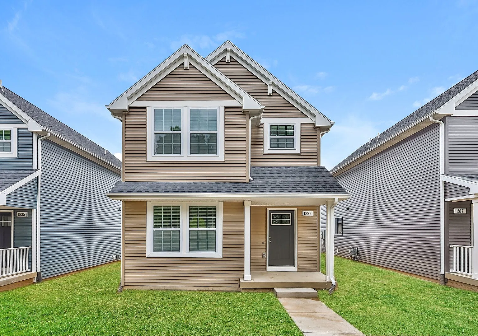 1 Month FREE Rent! Applied to Your First Full Month. Terms & Conditions Apply. — Photo 1