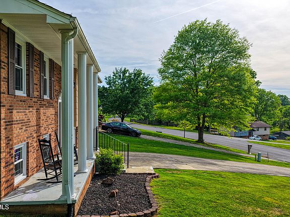 3rd image of 820 S Sherbrooke Cir