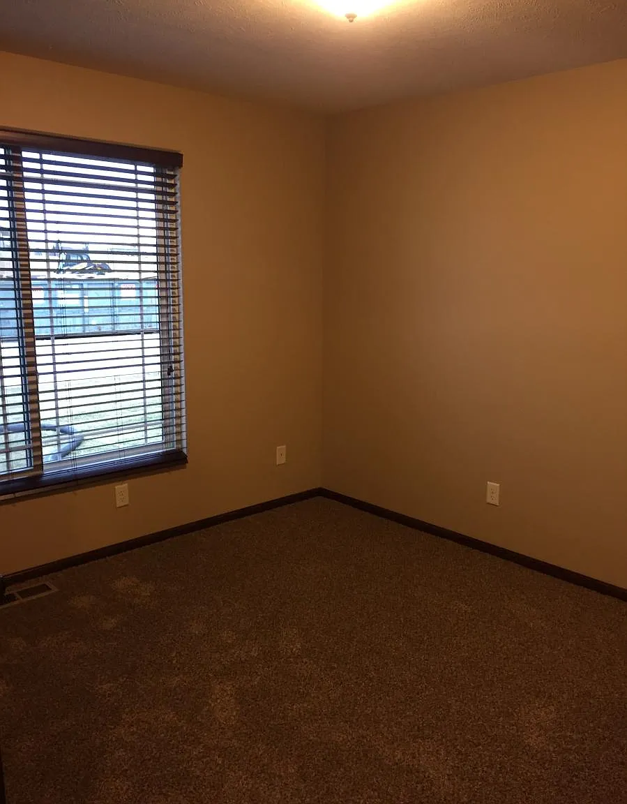 4 bed, $2,100 — Photo 4