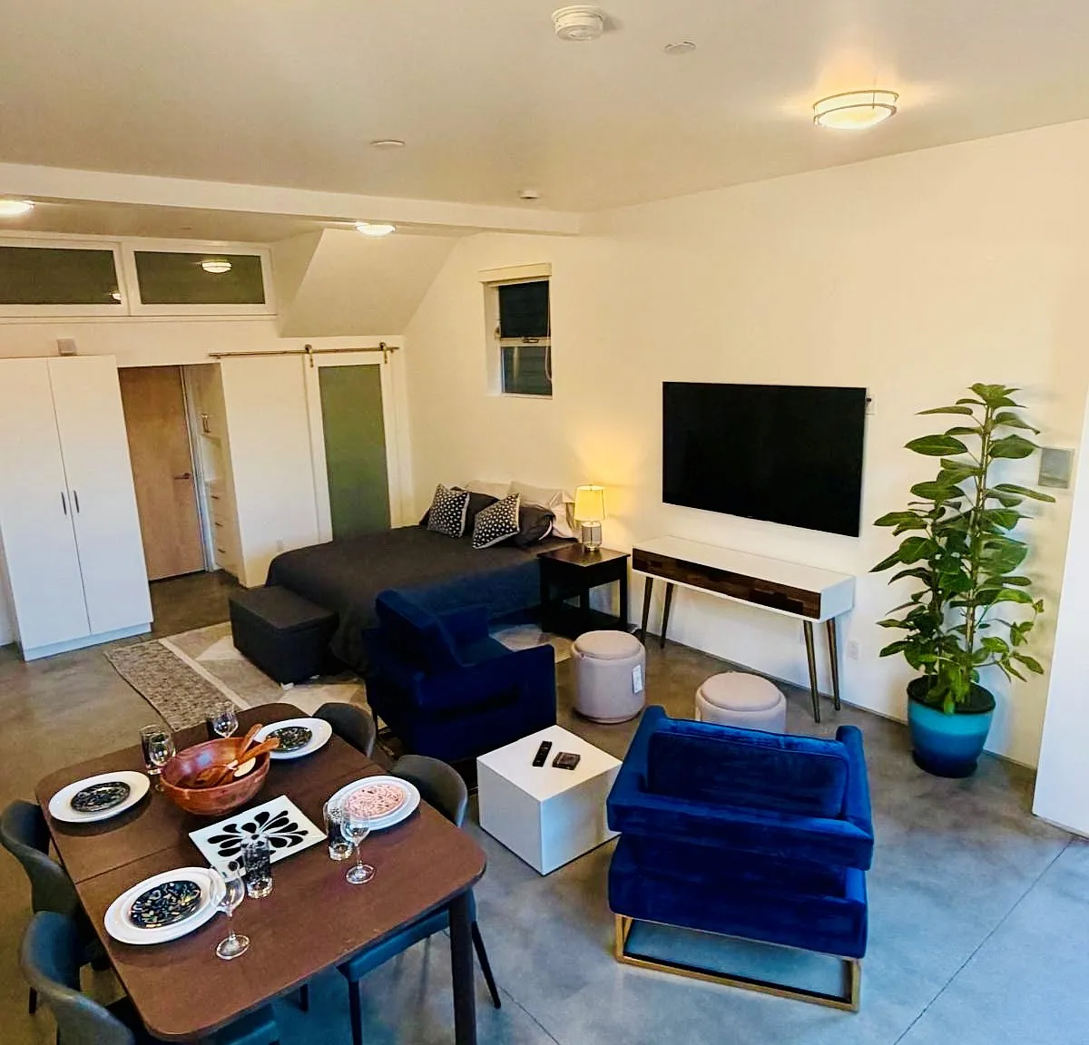8738 Venice Blvd — Photo 2