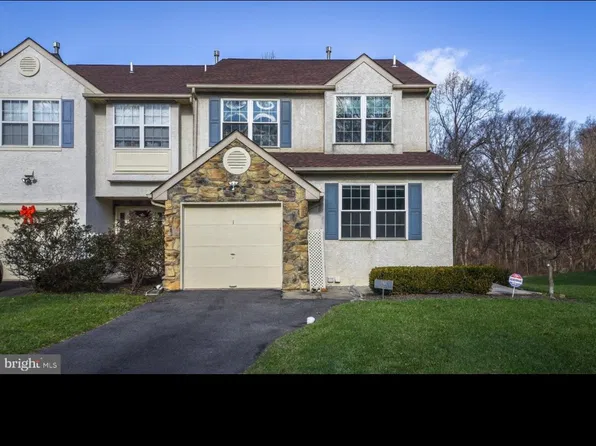 1 Viburnum Ct, Lafayette Hill, PA 19444