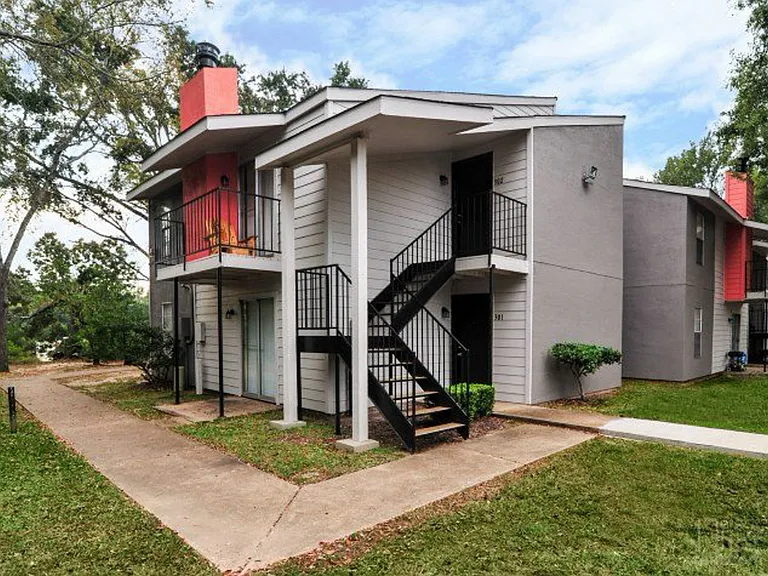 Oak Manor Apartments — Photo 11