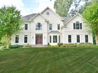 8935 Ellenwood Ln, Fairfax, VA 22032