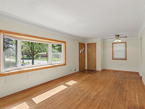 3rd image of 1601 39th Ave NE