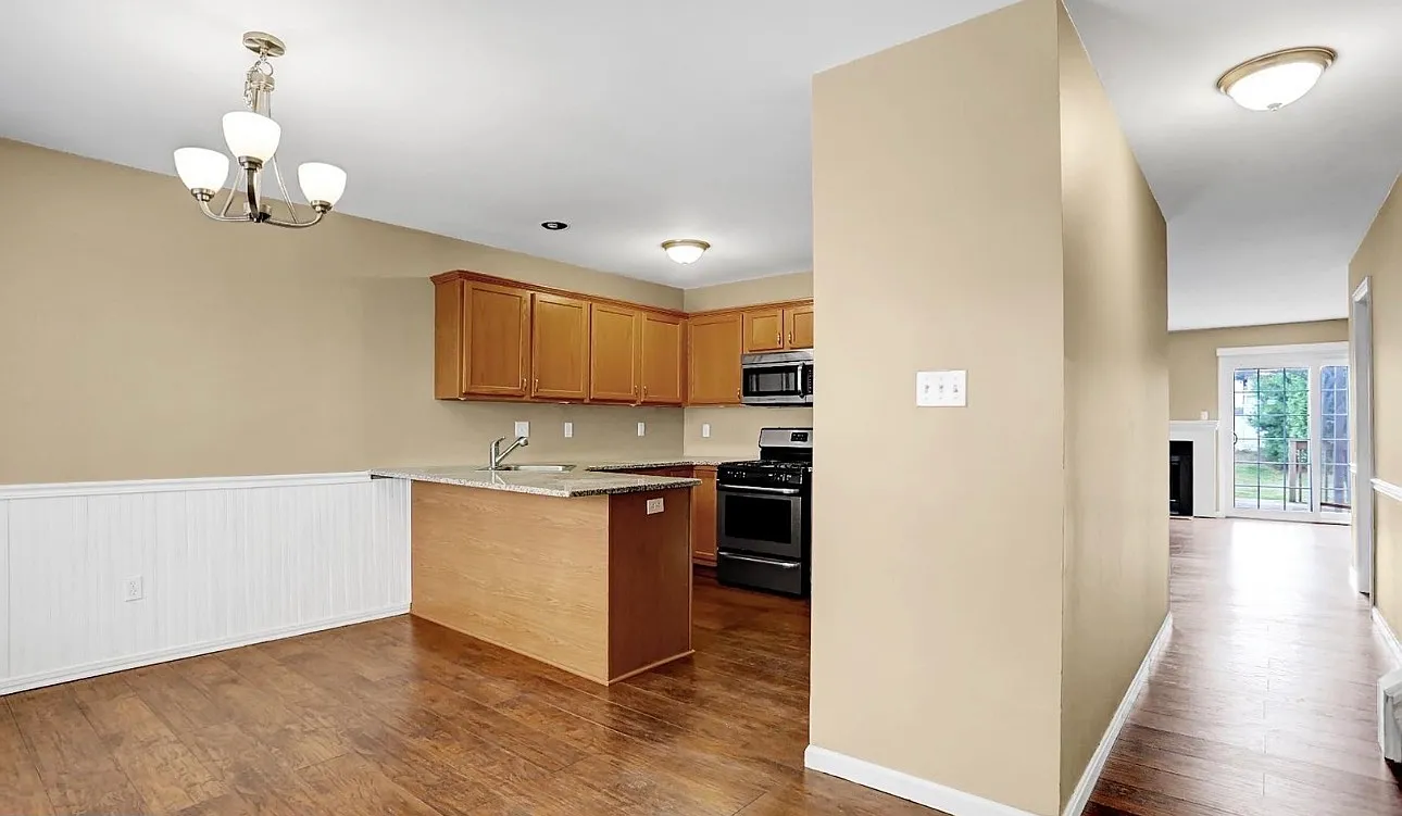 3 bed, 2.5 bath, 3165 sqft, $2,500 — Photo 3