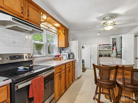3rd image of 5 Lincroft Ave