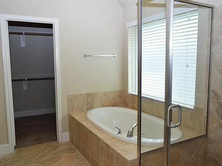 2911 Naples Park Ln — Photo 14
