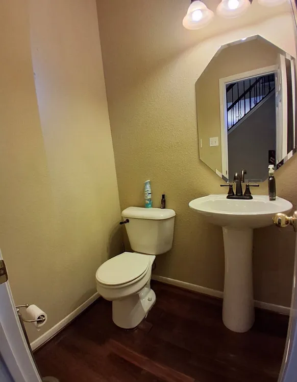 4 bed, 3.5 bath, 3300 sqft, $3,200 — Photo 2