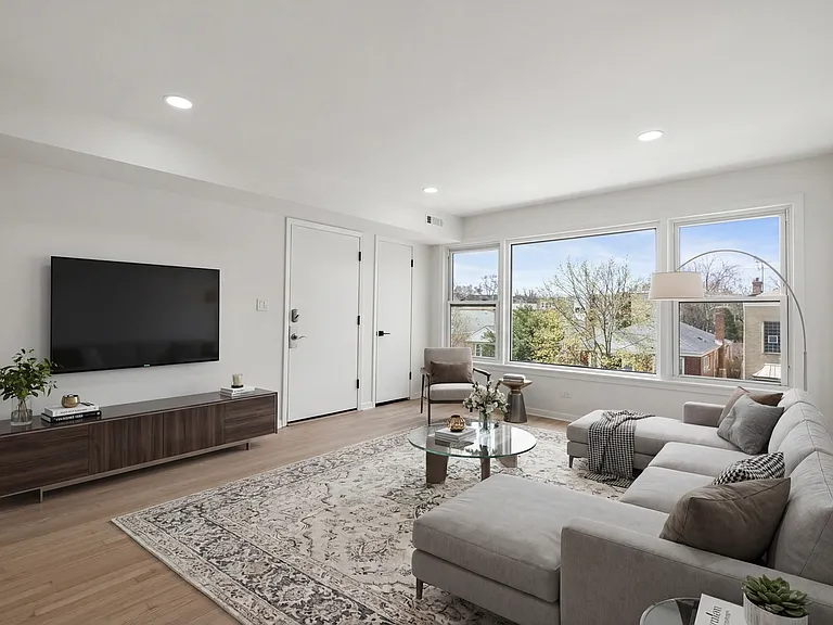 5439 N Artesian Ave #1 — Photo 2