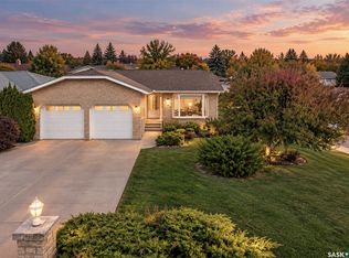 1002 Vaughan St, Moose Jaw, SK S6H5P2