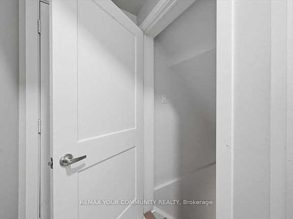 4th image of 2 Hollywood Hill Cir