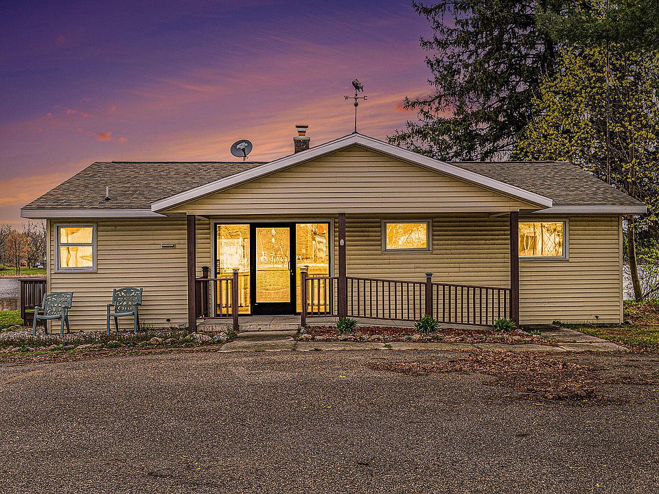 1st image of 303 E Lake Dr