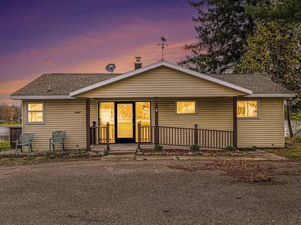 303 E Lake Dr, Lakeview, MI 48850