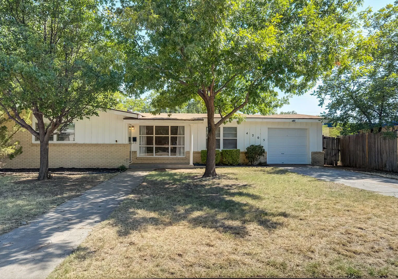Charming 3-Bedroom Home Near Texas Tech Bonus Shop Included! — Photo 2
