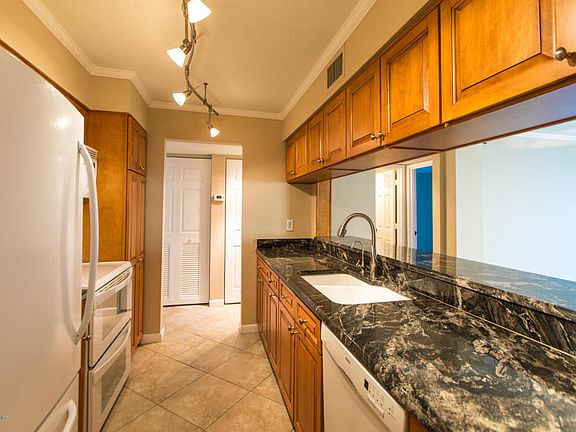 5th image of 2100 Ocean Dr Unit 1F