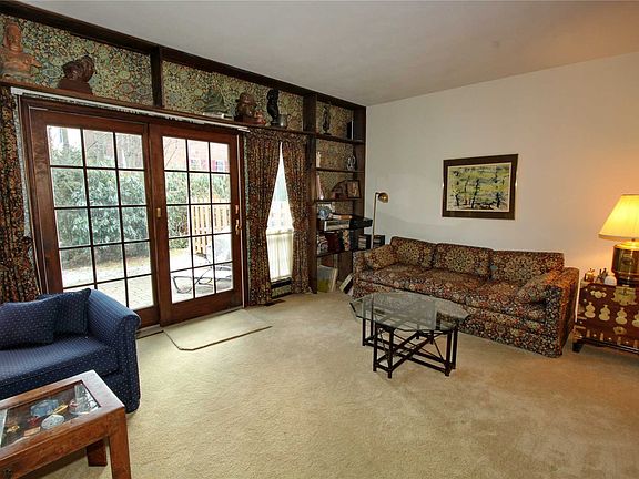 4th image of 25 Woodlake Dr E