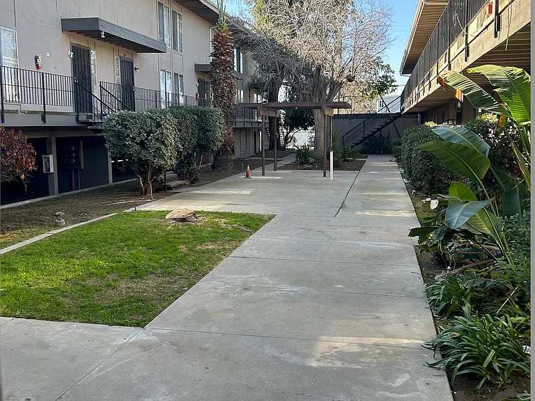 Glenn Apartments — Photo 2