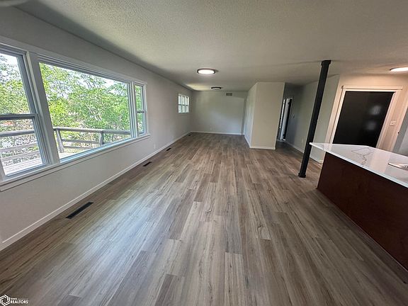 4th image of 10 Fair Ridge Cir