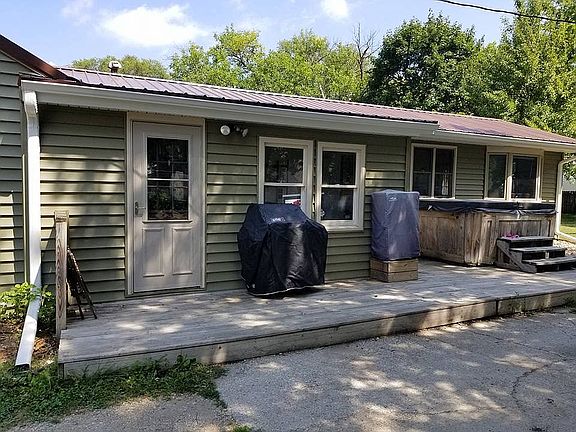 5th image of 221 Lawrence Ave