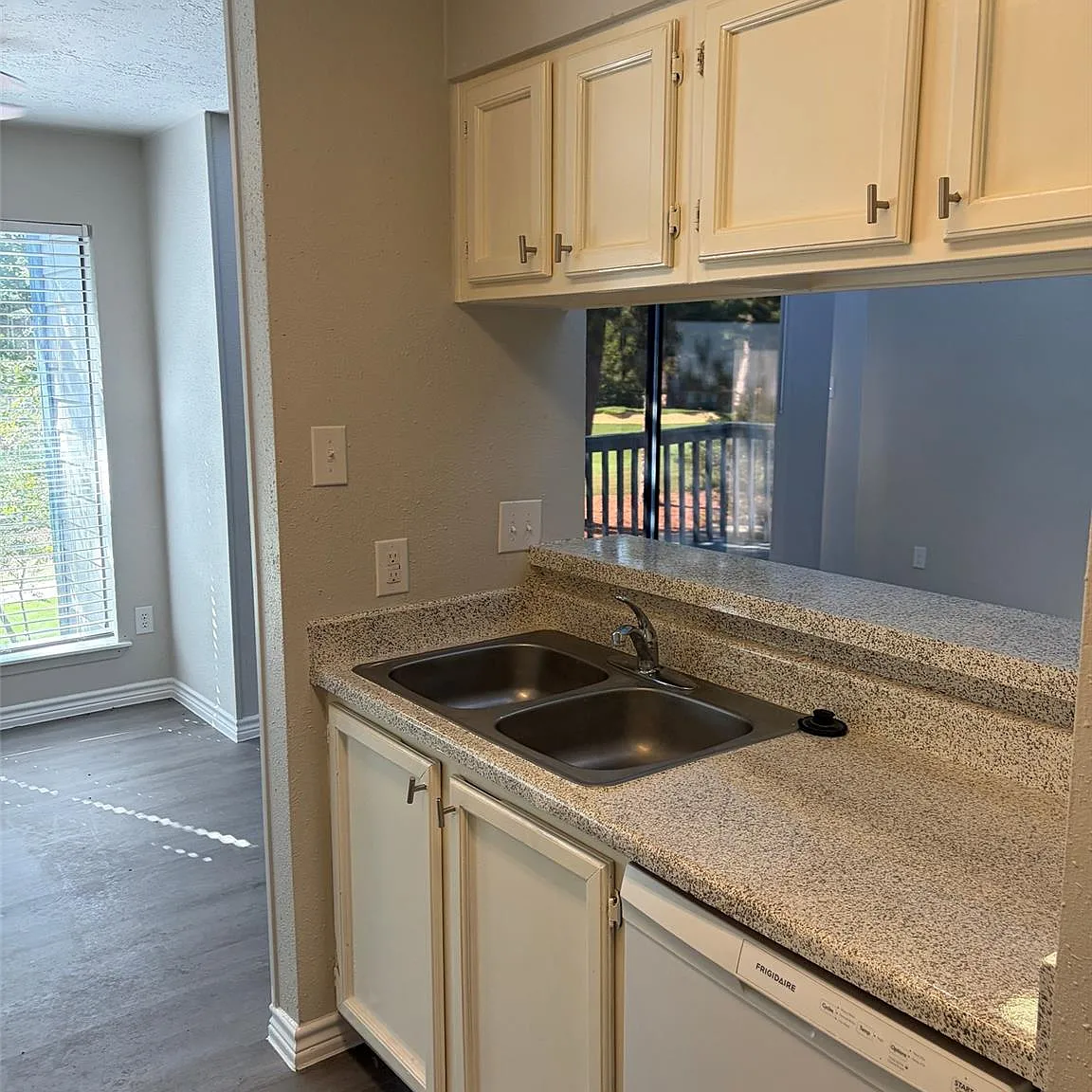 2 bed, 2.0 bath, 904 sqft, $1,295 — Photo 4