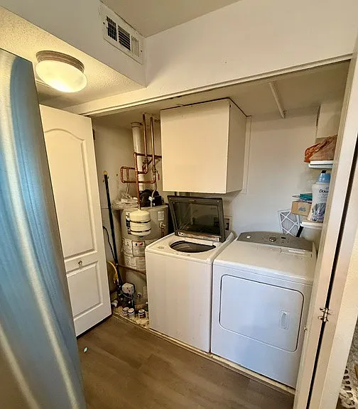 Full size washer/dryer.