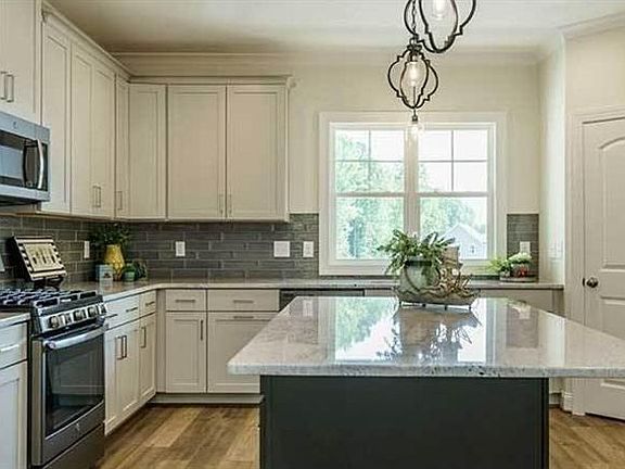 4th image of 9002 York Crest Dr #7