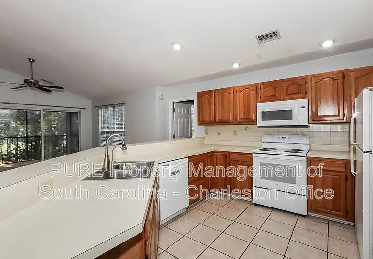 208 Pipers Ln #208 — Photo 7