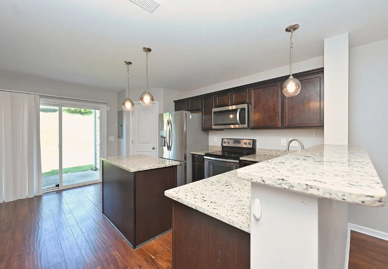2 bed, 2.5 bath, 1312 sqft, $1,600 — Photo 3