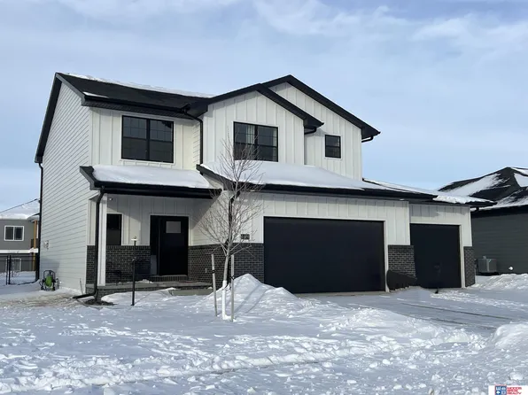 1424 E 8th St, Hickman, NE 68372