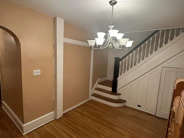 912 N Franklin St — Photo 3