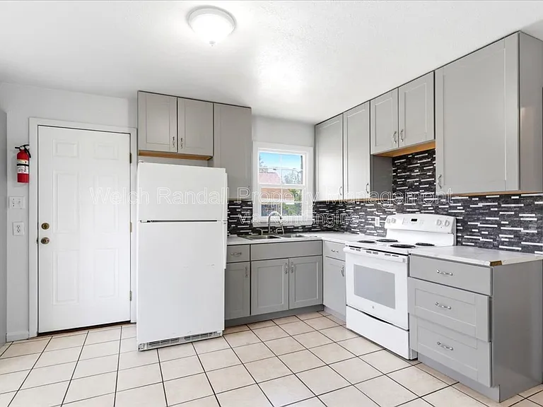 2709 Gramercy Ave #B — Photo 8