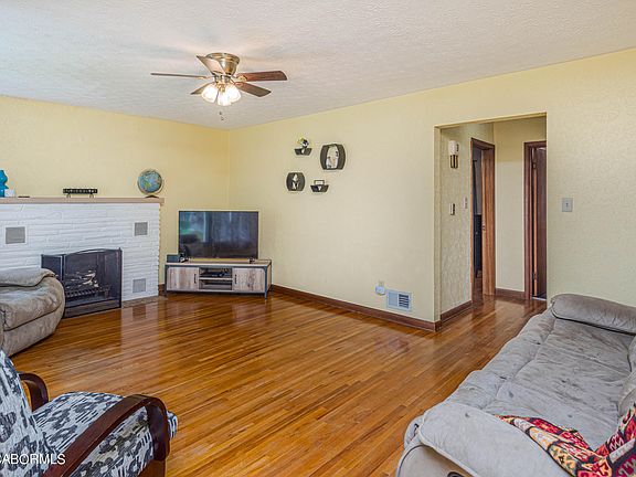 2nd image of 2227 Hillsdale Dr