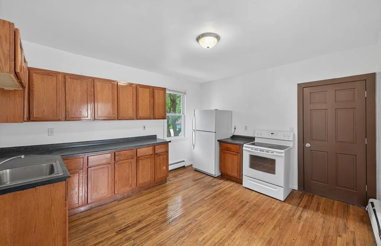 3 bed, 1200 sqft, $1,700 — Photo 3